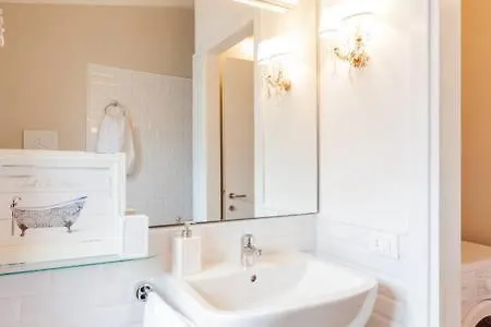 Di Punto In Bianco Home Βερόνα 0*,